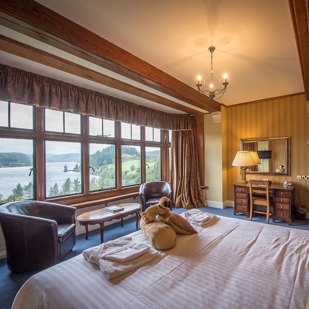 lake-view-bedroom-at-lake-vyrnwy-hotel