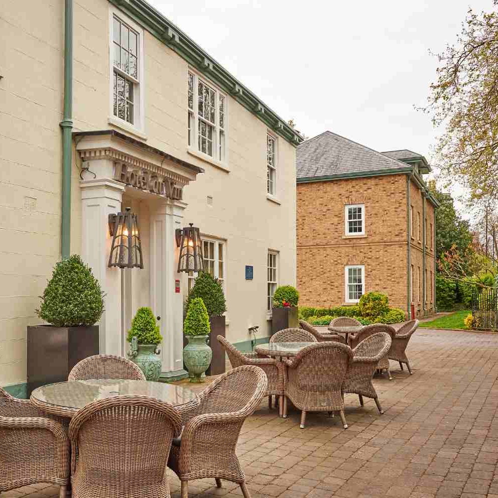outdoor-seating-courtyard-hotel-du-vin