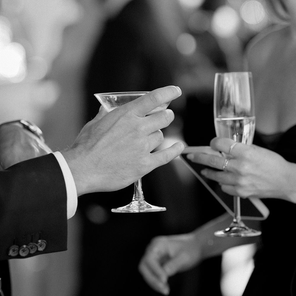 wedding-guests-drinking-cocktails