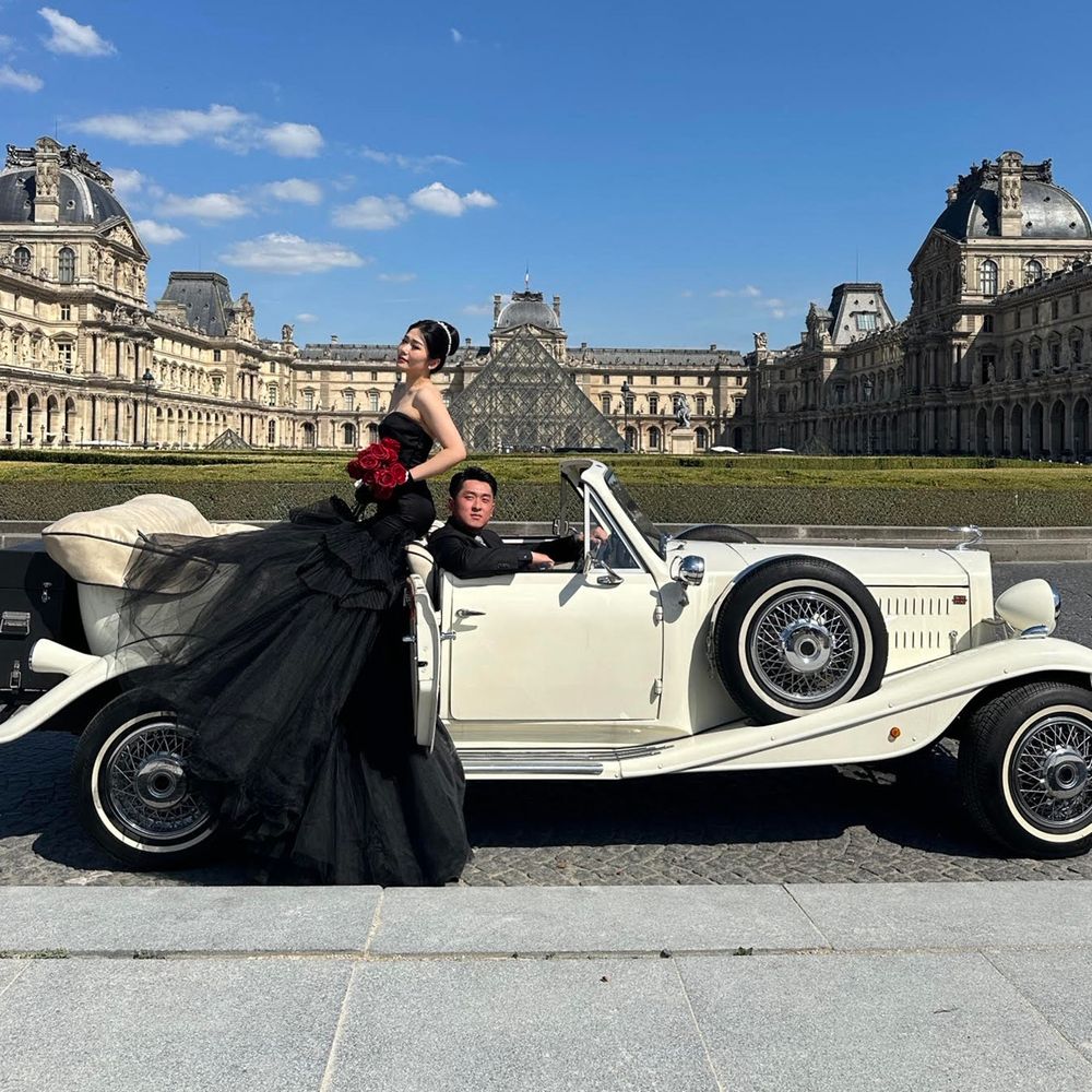 vintage wedding car the louvre paris