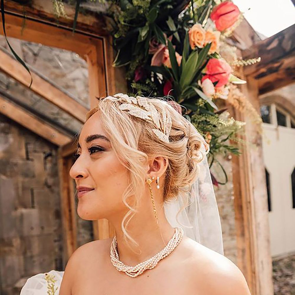 bride wearing a statement twisted pearl wedding necklace
