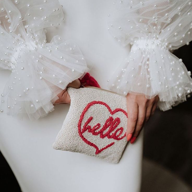 Bride Wearing Pearl Bridal Clutch For Modern Wedding