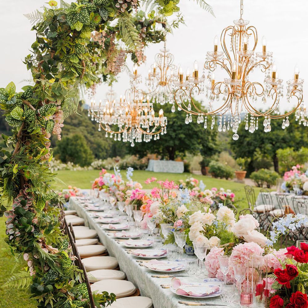 hanging-chandeliers-over-outdoor-tablescape