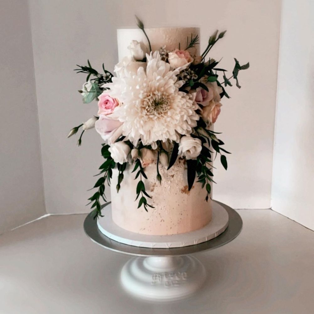 Floral wedding cake design for spring