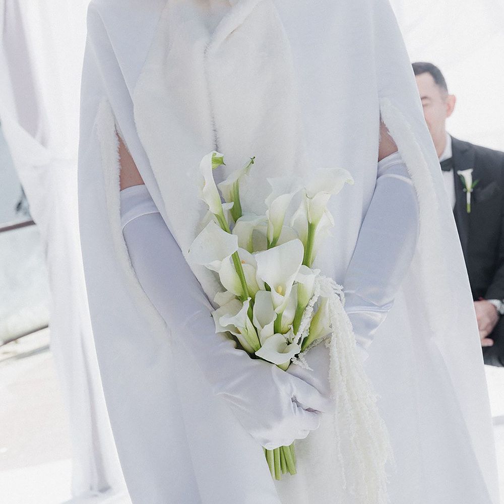 Bride wearing fur overcoat for winter wedding
