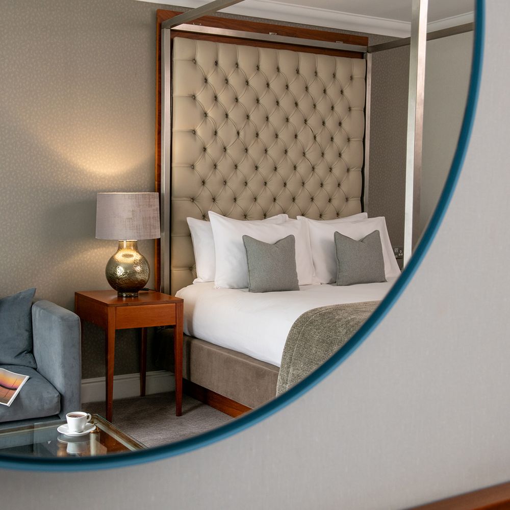 thorpe park hotel leeds four poster bedroom