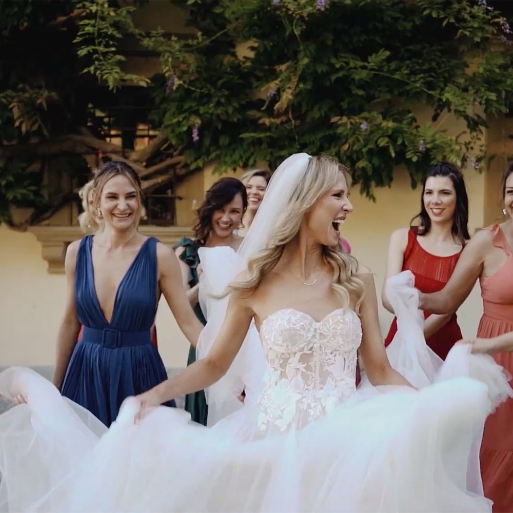 bride laughing with bridesmaids videography soma filmes