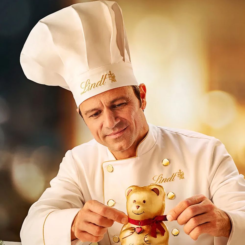Lindt Maître Chocolatier making a festive milk chocolate teddy bear