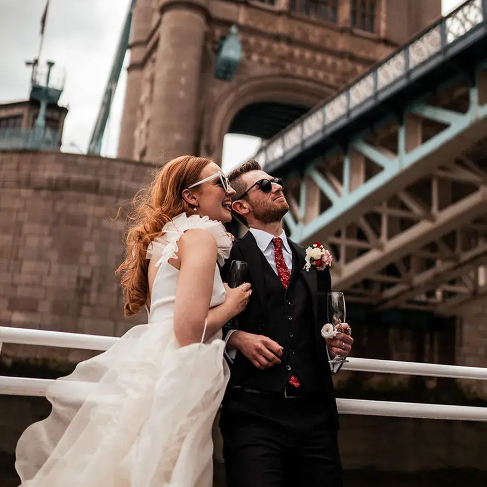 bride-and-groom-on-boat-under-tower-bridge-in-london