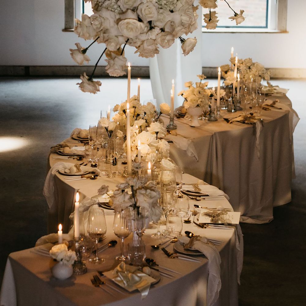 White serpentine wedding table