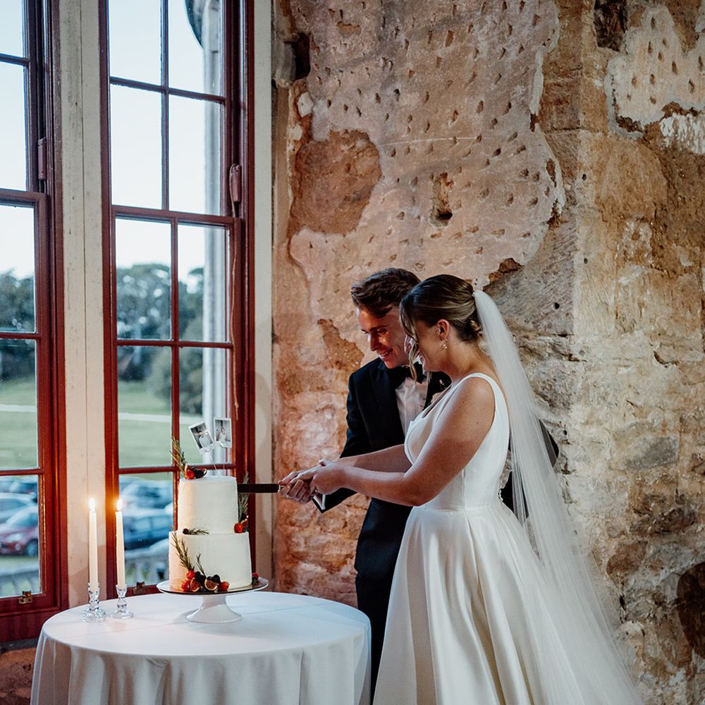 bride-and-groom-cutting-their-weding-cake