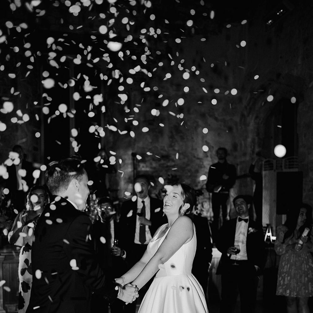 bride-and-groom-first-dance-with-confetti-canons