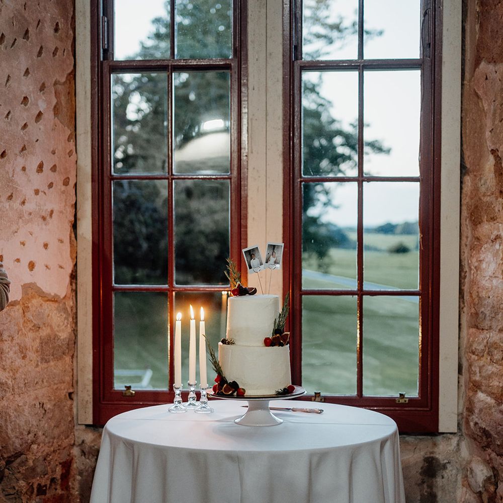 two-tier-wedding-cakes-at-castle-wedding