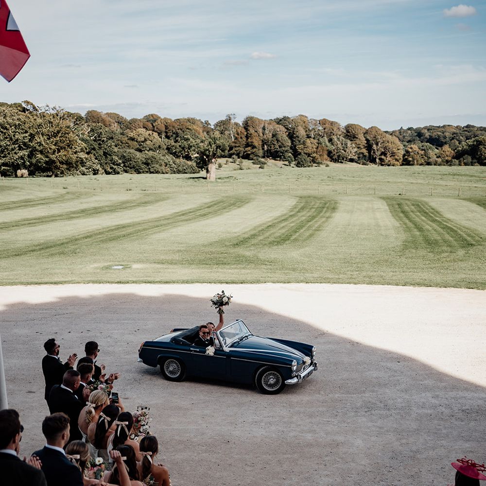 vintage-blue-wedding-car-pulls-up-to-wedding-venue