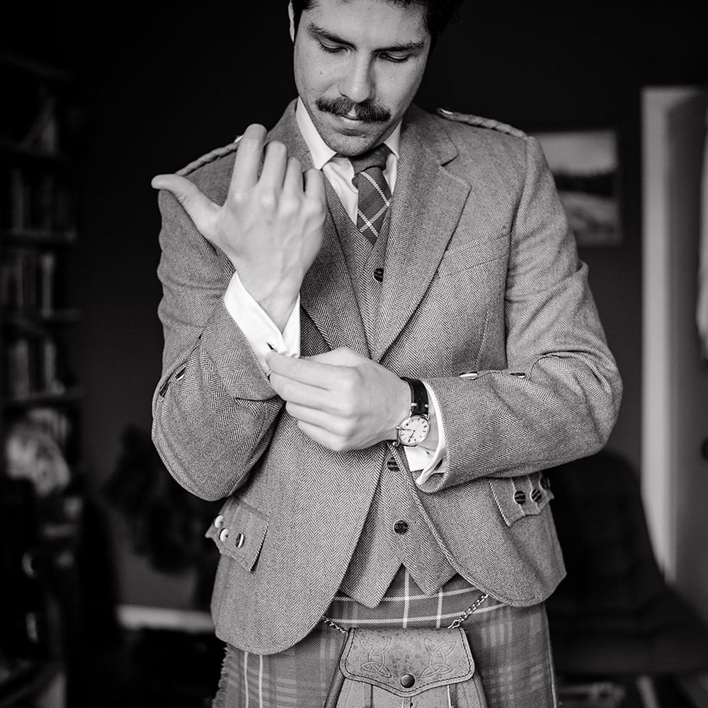 groom-puts-on-cufflinks-for-wedding-day