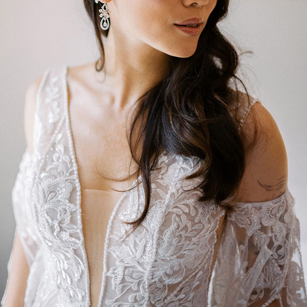 bride-in-lace-wedding-dress