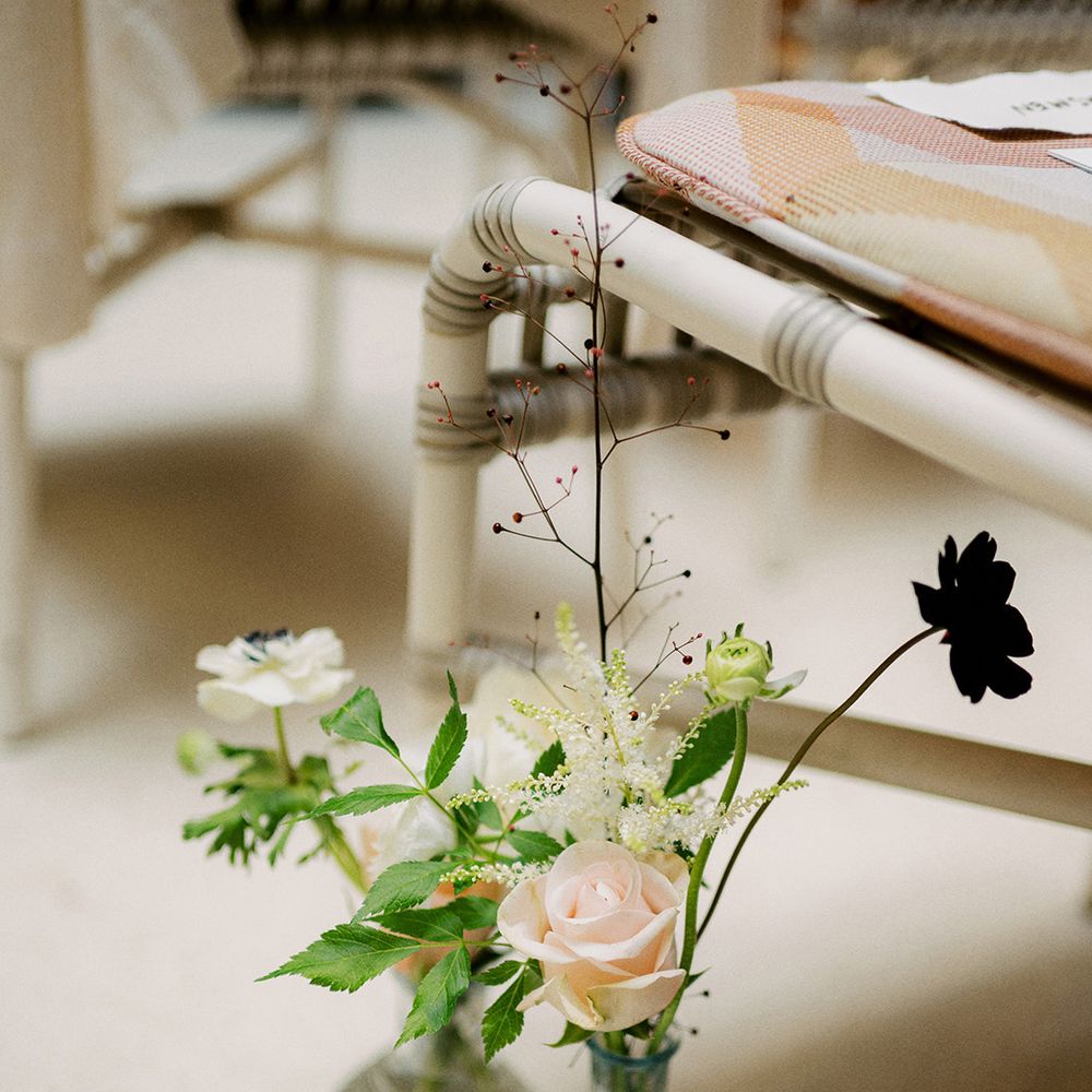 roses-in-glass-vases-lining-the-wedding-aisles