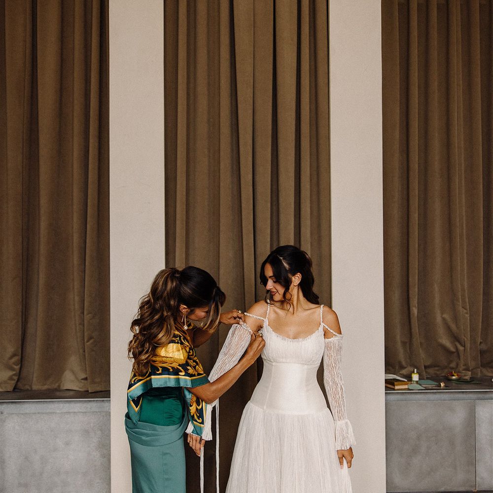 maid-of-honour-helps-bride-get-ready