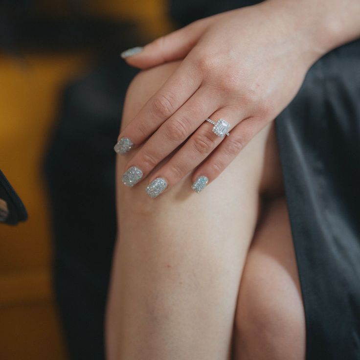 silver-glitter-nails