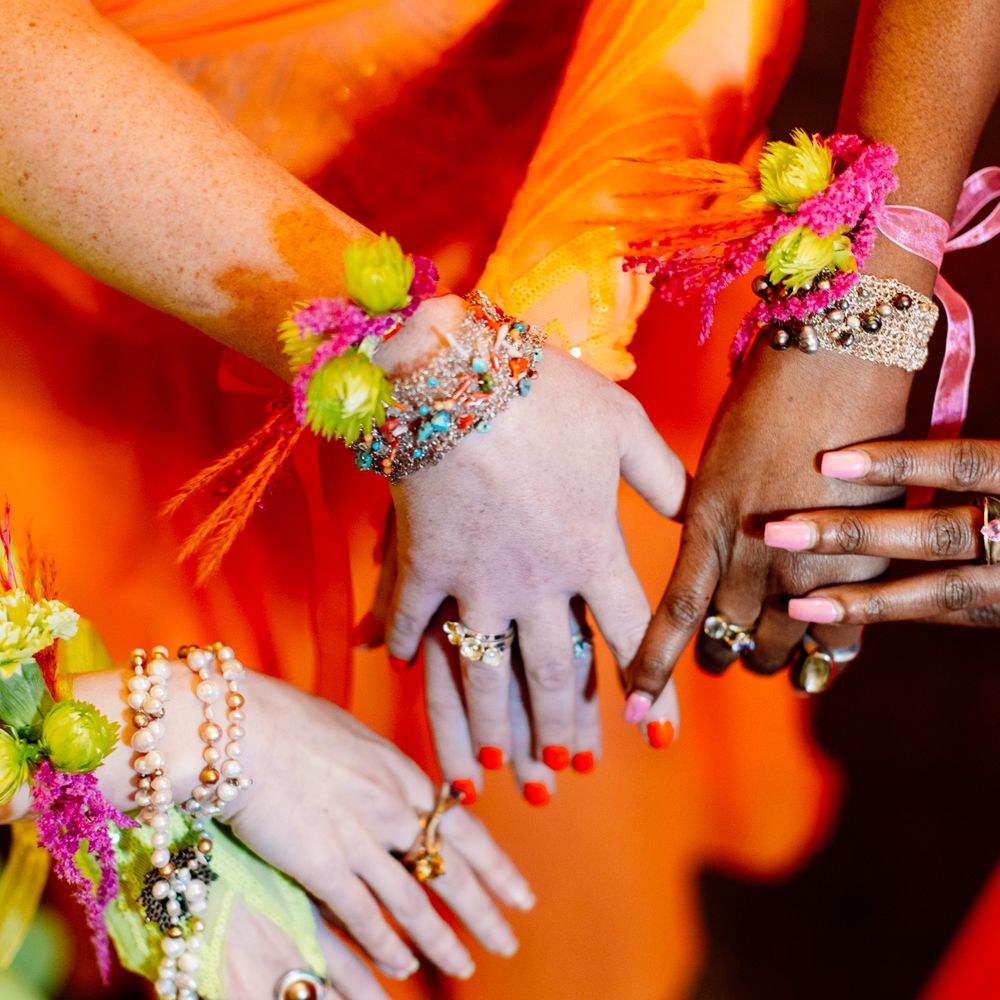 bridesmaids-wearing-matching-bracelets