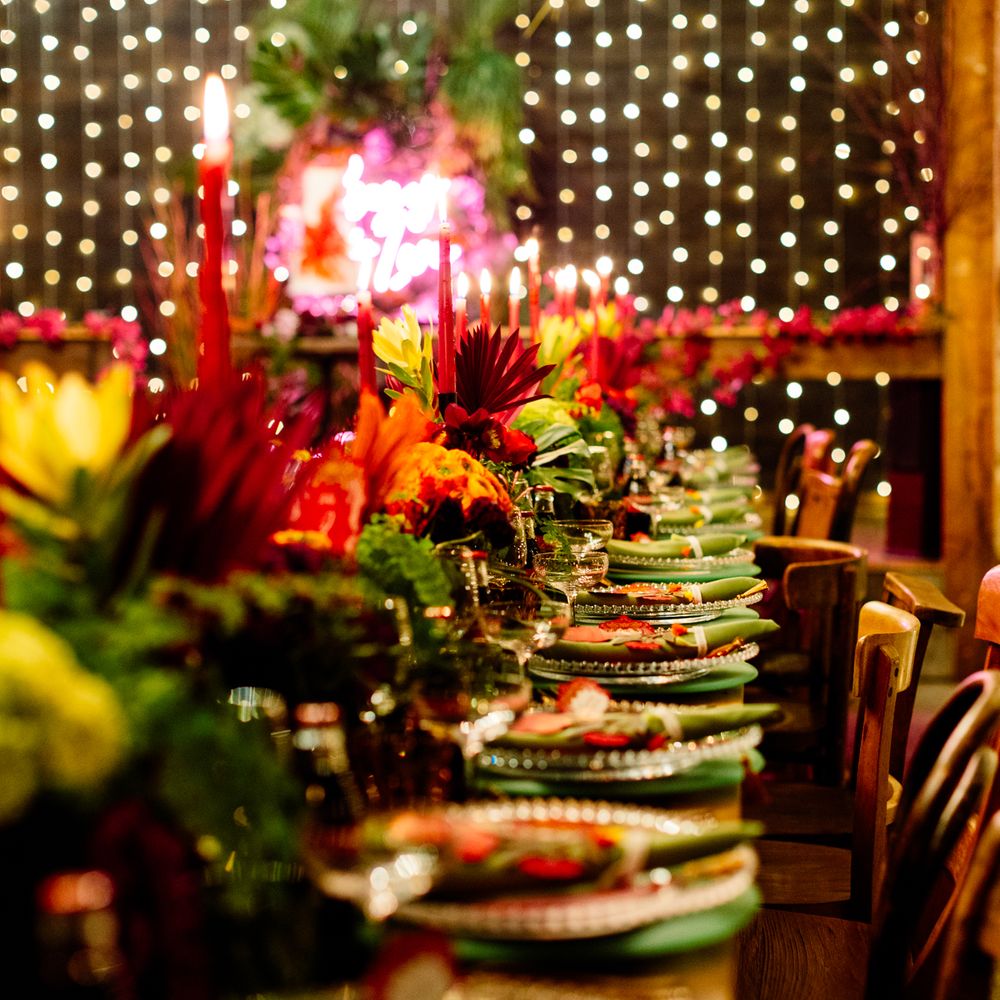 cosy-wedding-tablescape-with-fairy-lights