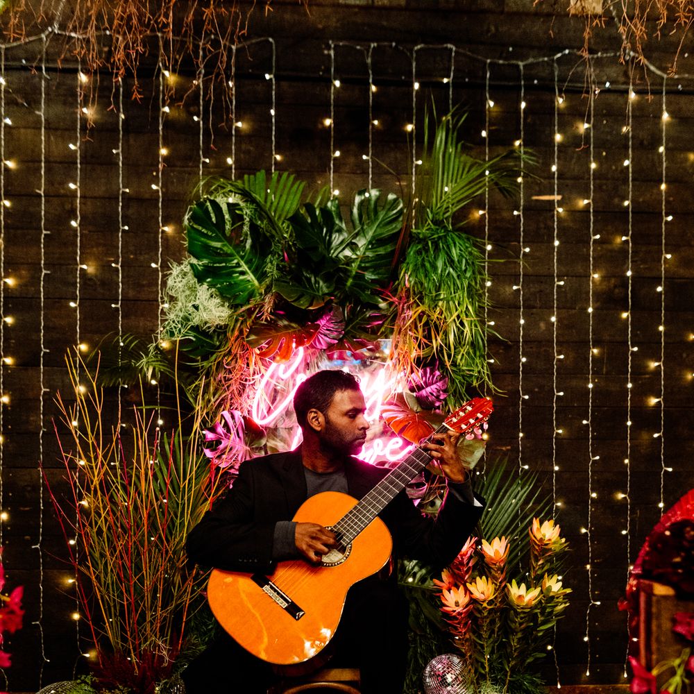 guitarist-plays-at-wedding
