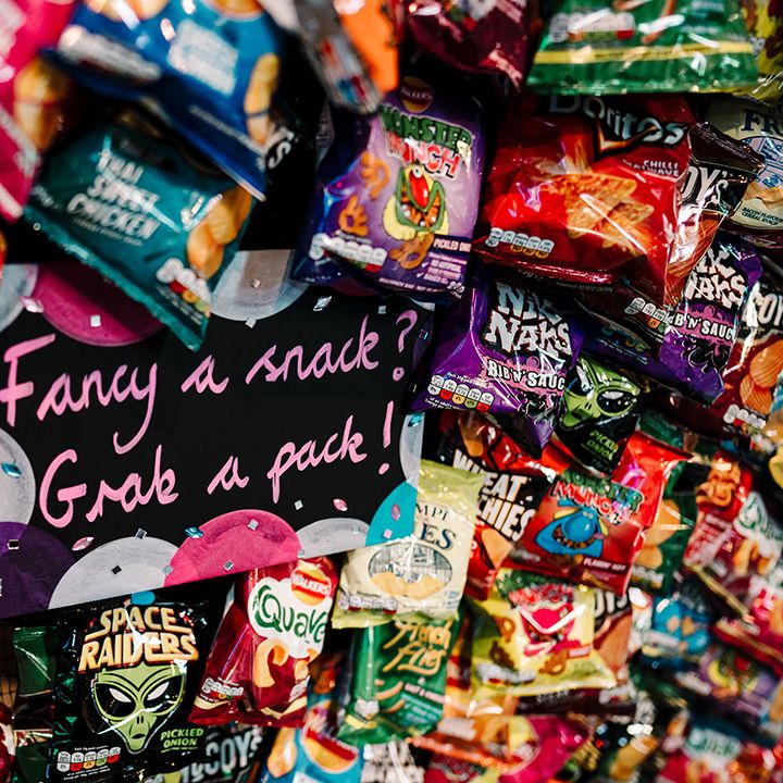 crisp-wall-decor-idea.