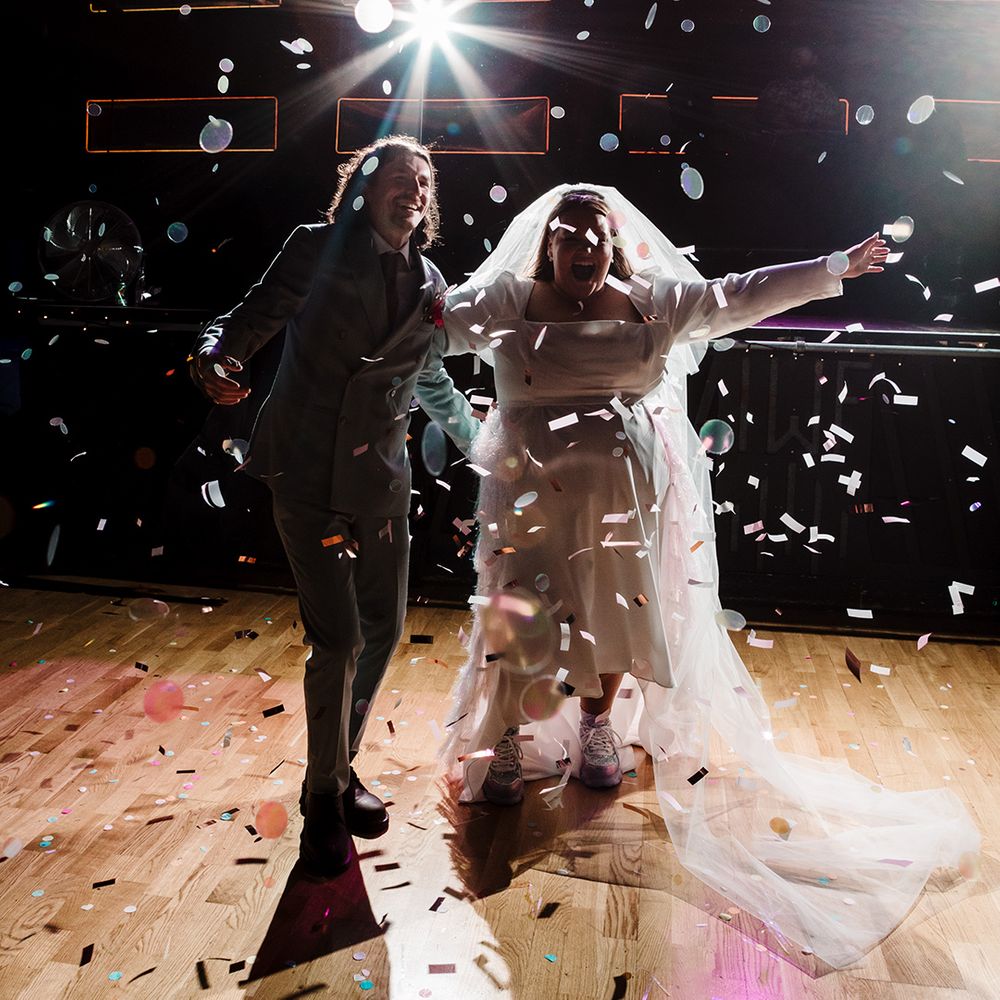 first-dance-for-bride-and-groom-with-confetti