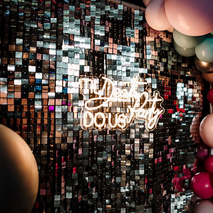 glitter-backdrop-with-neon-sign-and-balloons