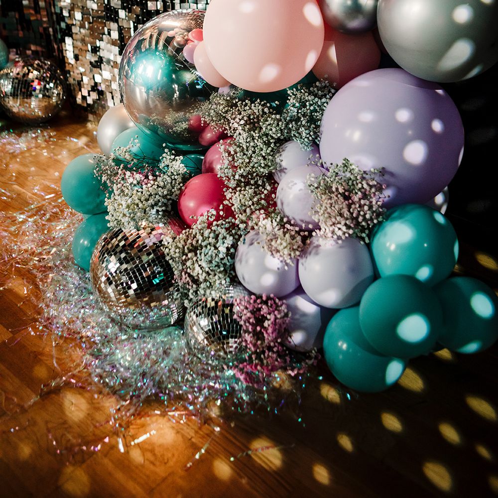 pastel-balloons-and-gypsophila-decor