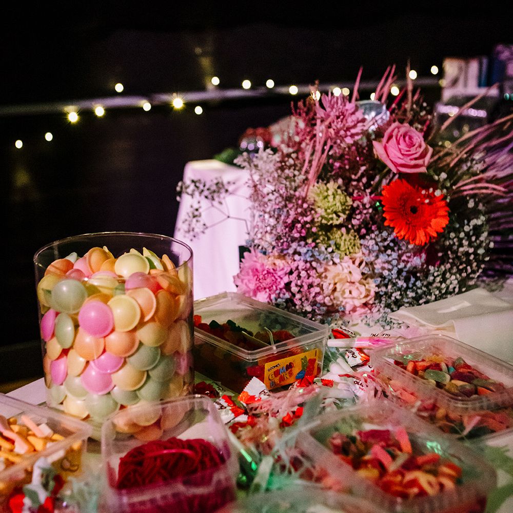 sweet-candy-table-for-guests