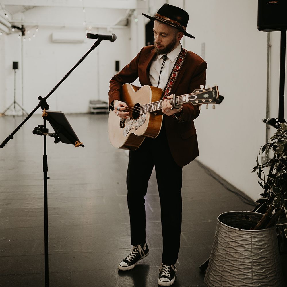 guitarist-plays-at-wedding-ceremony
