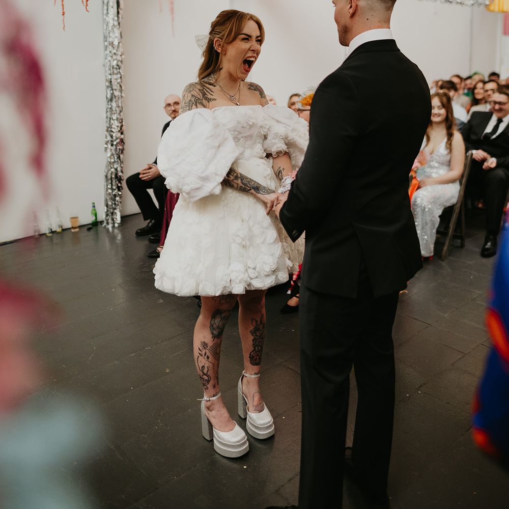 metallic-streamers-for-bride-and-groom