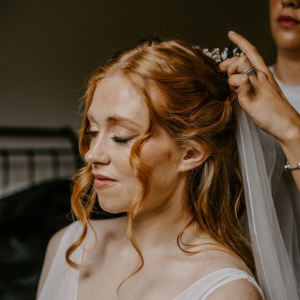 bride-with-half-up-half-down-wedding-hair-with-veil
