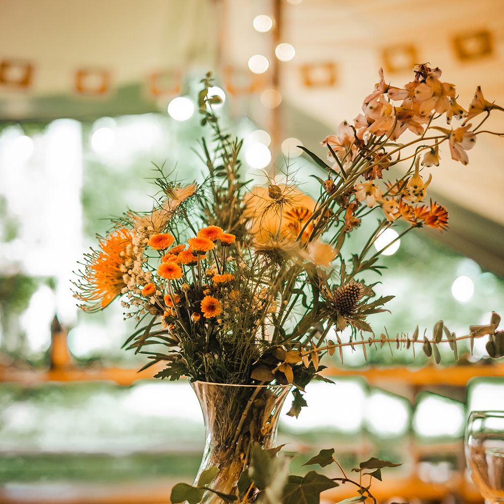 floral-arrangement-decorating-wooden-tablescape