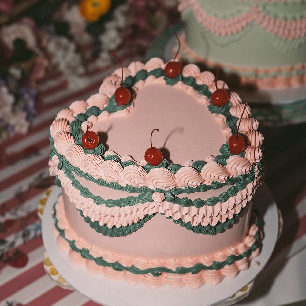 heart-shaped-retro-iced-wedding-cake