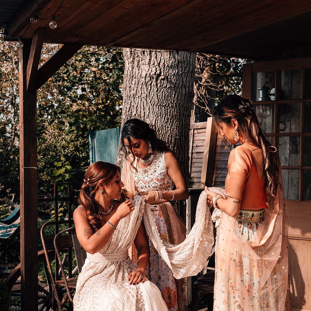 bride-and-bridesmaids-get-ready