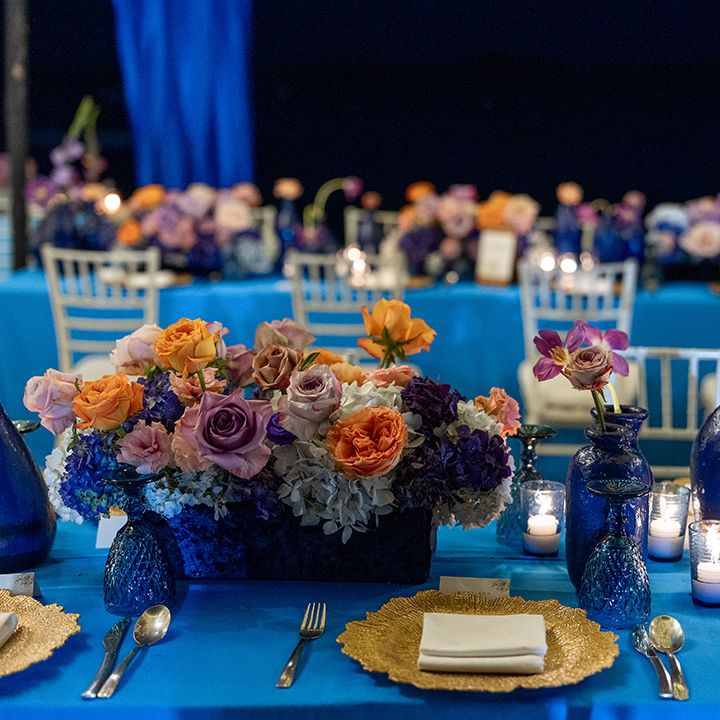 blue-wedding-theme-with-blue-table-deco