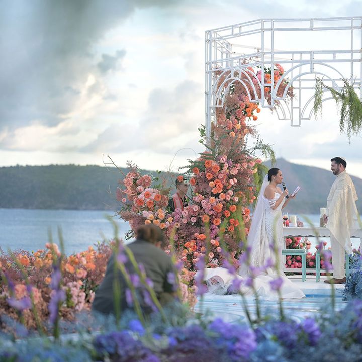 bride-and-groom-exchange-vows-during-multicultural-wedding-ceremony