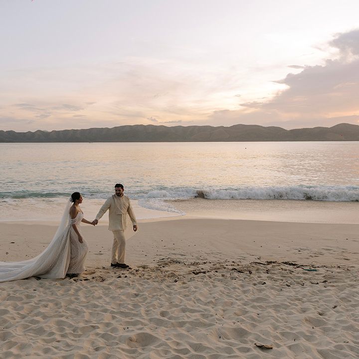 bride-and-groom-walking-on-the-beach