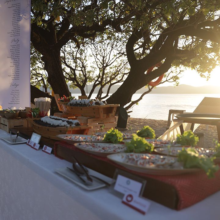 outdoor-wedding-food-and-fabric-sign