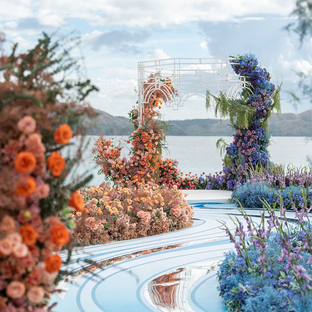 philippines-wedding-with-wavy-aisle-and-flower-decor