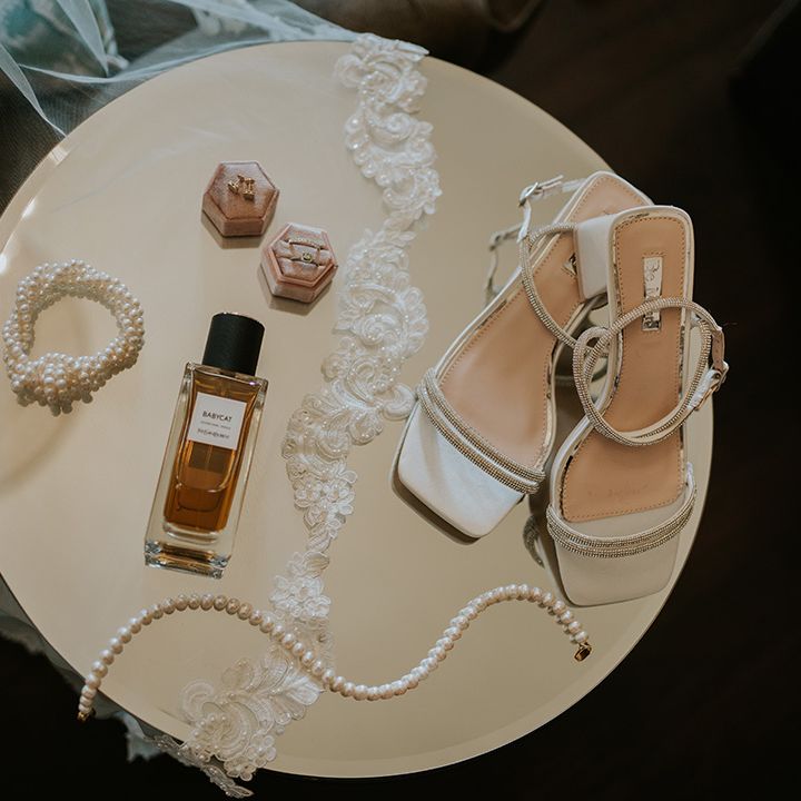 bridal-accessories-with-bridal-perfume-and-jewellery