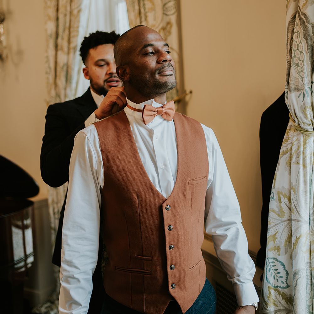 groom-gets-ready-for-wedding-day
