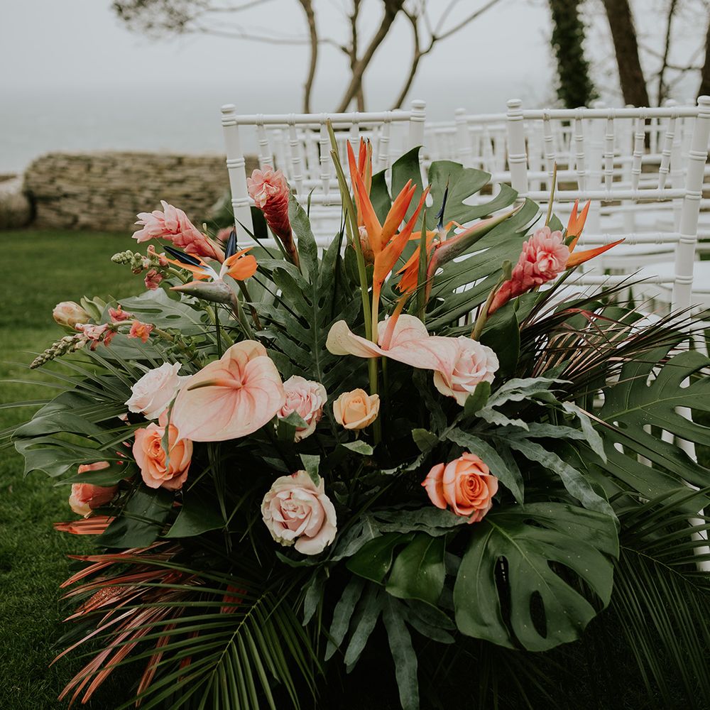 tropical-wedding-flowers-with-palm-leaves-and-anthuriums