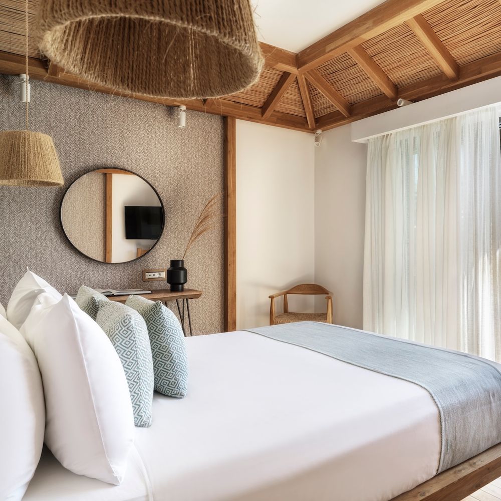 Room with swim up pool 