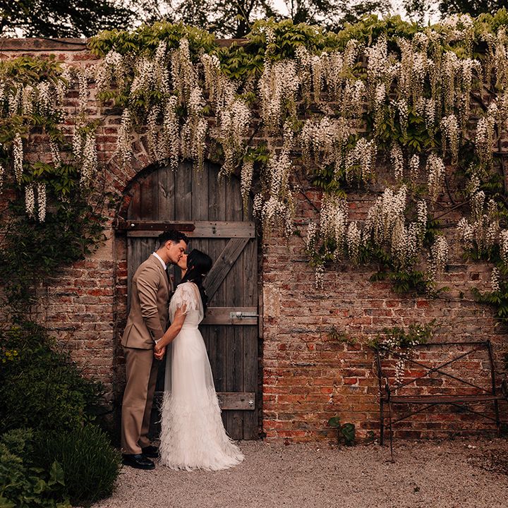 couple-kiss-under-wisteria
