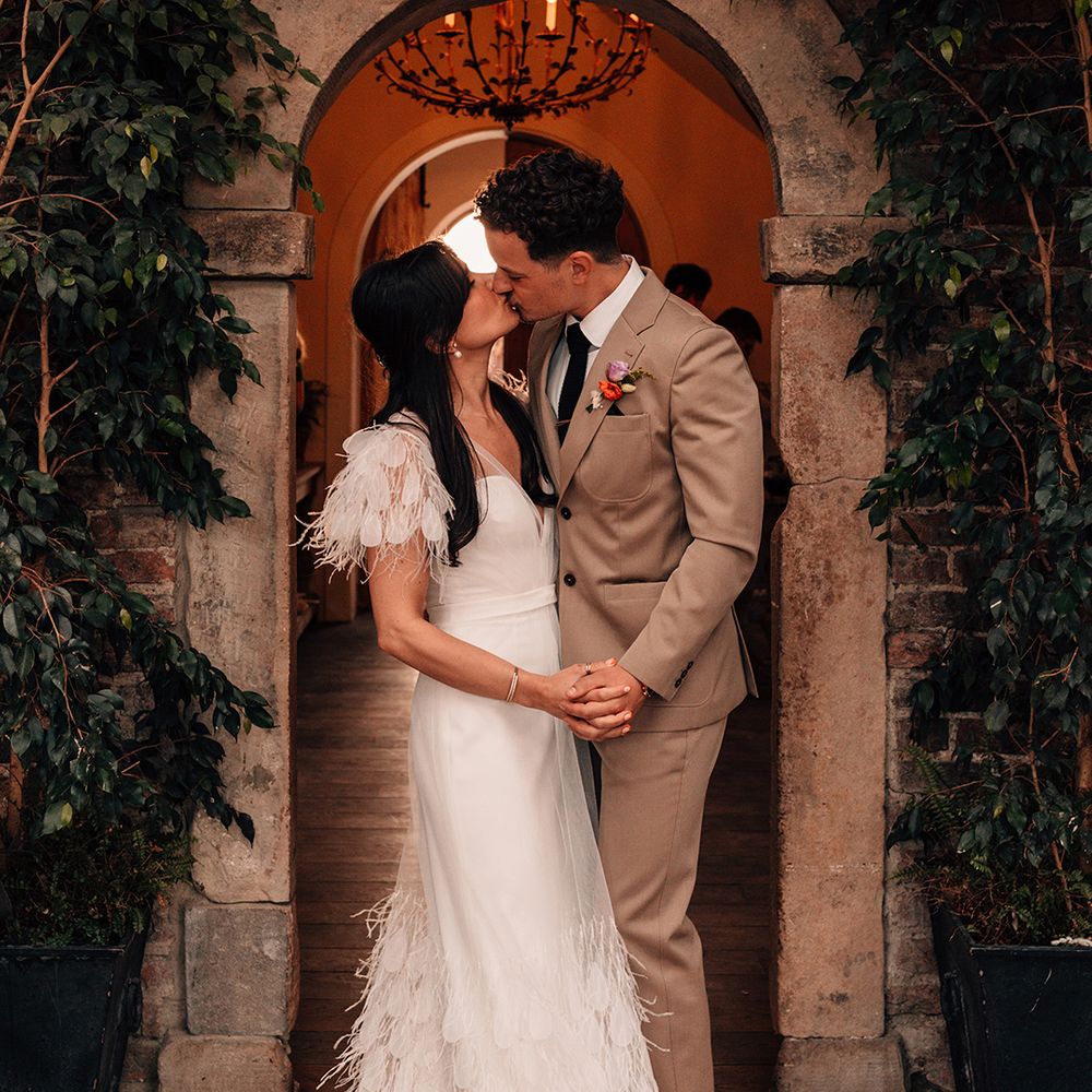 luxe-middleton-lodge-wedding-with-couple-kissing-under-archway