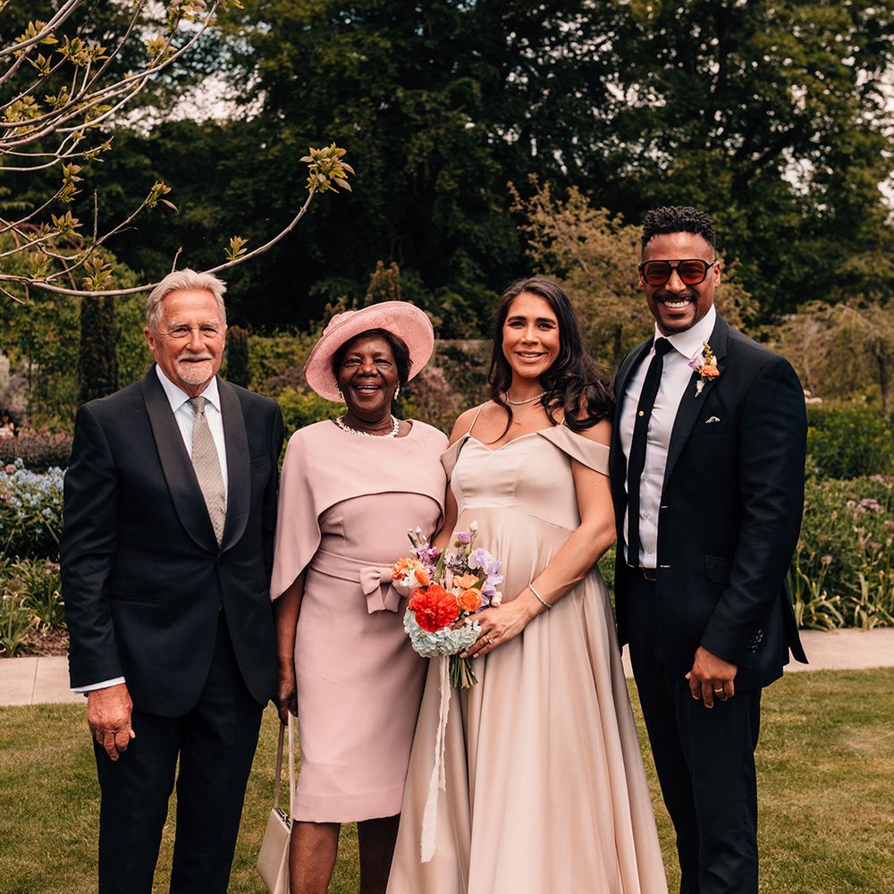 maid-of-honour-and-wedding-guests