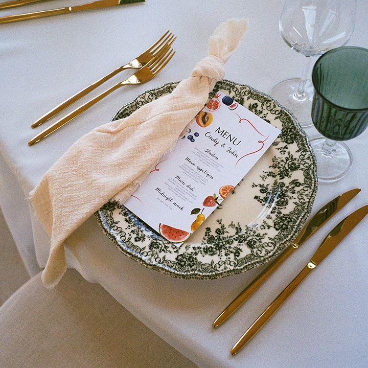 wedding-place-setting-with-green-glassware